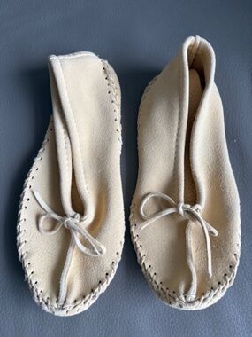 Cute buttery soft leather Women's sz 5 slippers flats light beige
